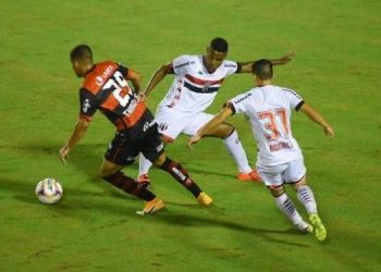 Vitória vence e escapa da série C