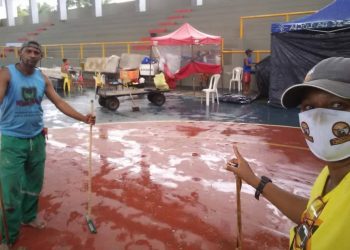 Em Madre de Deus baianas de acarajé e vendedores ambulantes estão morando em ginásio do município, há 8 meses em condições precárias