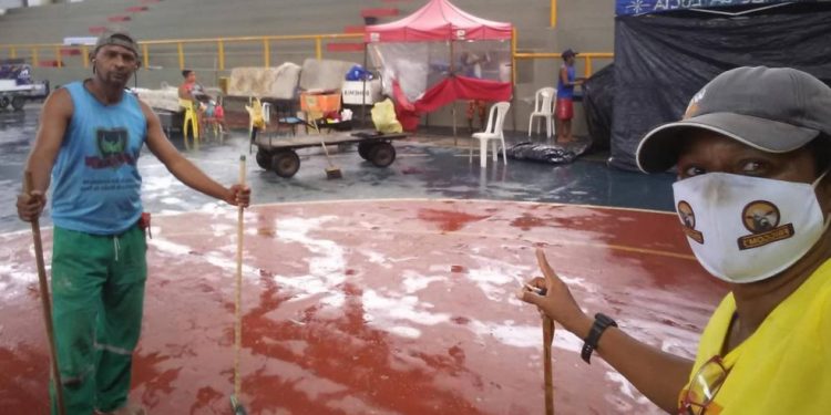 Em Madre de Deus baianas de acarajé e vendedores ambulantes estão morando em ginásio do município, há 8 meses em condições precárias