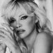 Aos 53 anos, Pamela Anderson anuncia saída das redes sociais