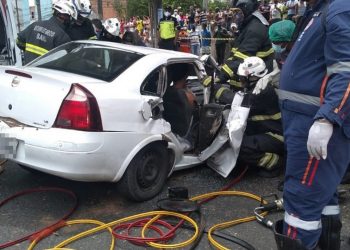 Salvador: Três pessoas ficam feridas após árvore cair em cima de carro na Avenida Jequitaia