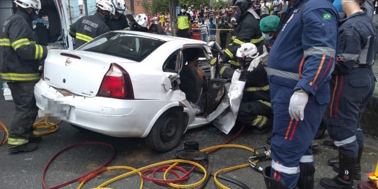 Salvador: Três pessoas ficam feridas após árvore cair em cima de carro na Avenida Jequitaia