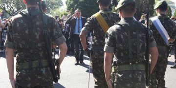 Em discurso, Bolsonaro cita possibilidade de novas trocas de comando