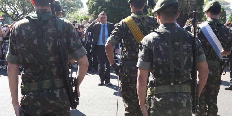 Em discurso, Bolsonaro cita possibilidade de novas trocas de comando