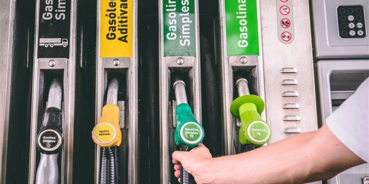 Bolsonaro envia ao Congresso projeto que altera ICMS sobre combustíveis