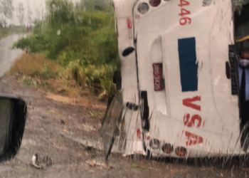 Ônibus da VSA capota na pista de São Francisco do Conde