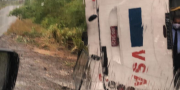 Ônibus da VSA capota na pista de São Francisco do Conde