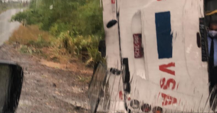 Ônibus da VSA capota na pista de São Francisco do Conde