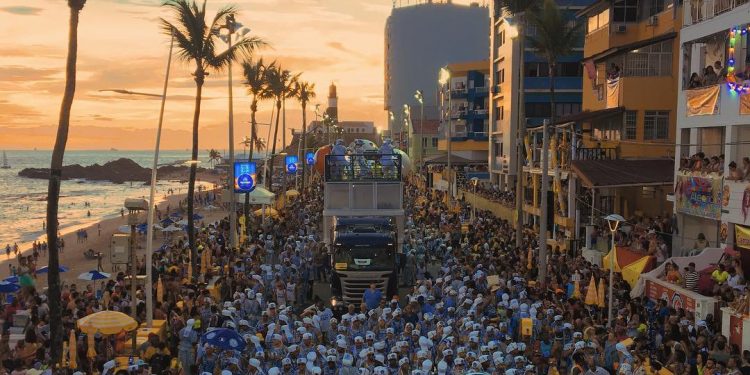 Carnaval 2021: novo circuito, agora é em casa, com lives no clima da folia