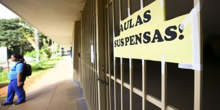 Liminares são suspensas e retorno às aulas presenciais é cancelado nas escolas