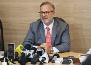 Secretário de Saúde da Bahia internado com Covid-19 sai da UTI