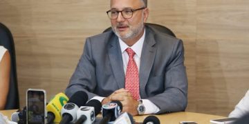 Secretário de Saúde da Bahia internado com Covid-19 sai da UTI