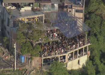 Festas e aglomerações viram a madrugada e se estendem até nesta terça-feira no Rio de Janeiro