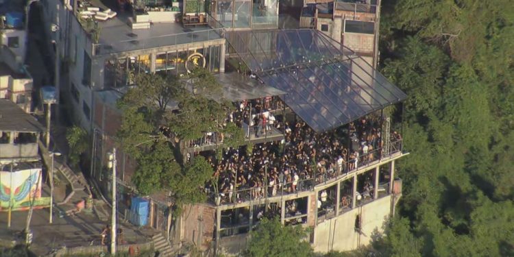 Festas e aglomerações viram a madrugada e se estendem até nesta terça-feira no Rio de Janeiro