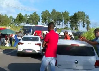 Trabalhadores protestam contra venda da Refinaria Landulpho Alves na Bahia