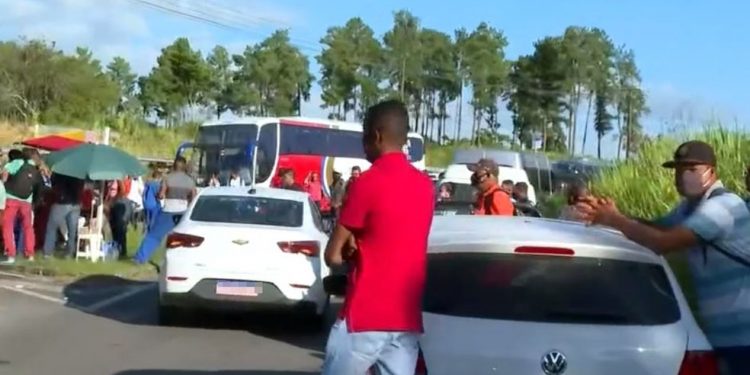 Trabalhadores protestam contra venda da Refinaria Landulpho Alves na Bahia