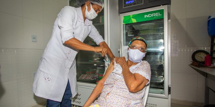 Candeias: vacinação de idosos de 80 anos, continua até próxima quarta