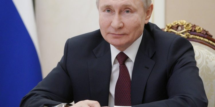 Na Rússia, Vladimir Putin aprova lei que pode mantê-lo no poder até 2036