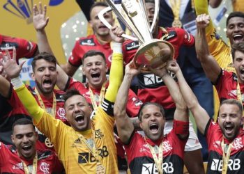 Em jogão, Flamengo vence o Palmeiras nos pênaltis e conquista o bi da Supercopa