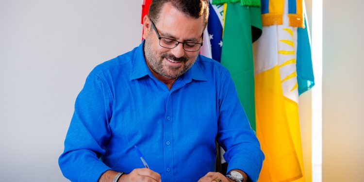 M. de Deus: Prefeito Dailton Filho sanciona Lei que beneficia famílias com R$ 300