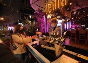 Israel suspende o uso obrigatório de máscaras ao ar livre neste domingo