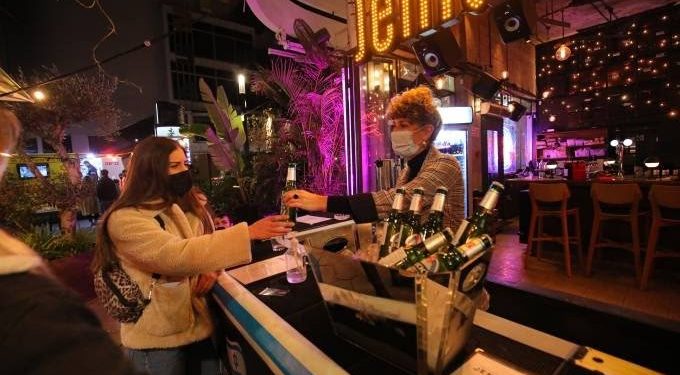 Israel suspende o uso obrigatório de máscaras ao ar livre neste domingo