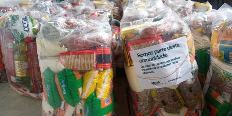 Candeias: Alunos da Escola Albertina Dias ganham cestas de parceria da Mosaic com Secretaria de Educação