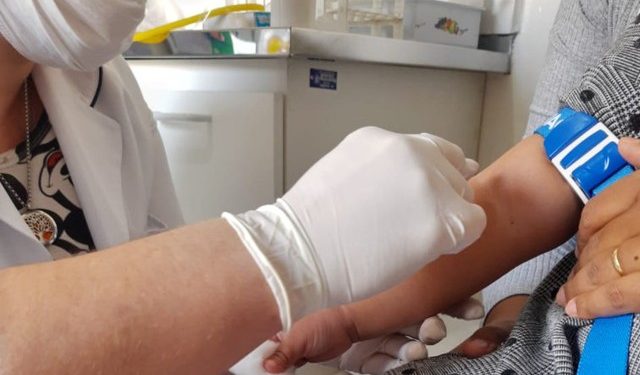 Crianças e grávidas vacinadas por engano contra a Covid-19 passam por exames