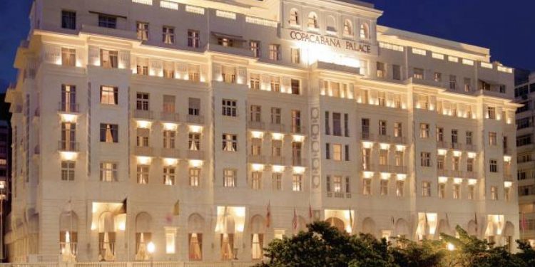 Após festa para 500 pessoas, Copacabana Palace é multado em R$ 15 mil