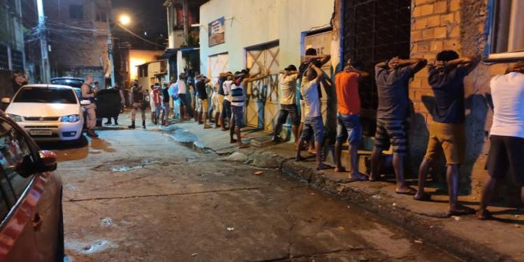 Salvador: Operação encerra festa com mais de 2 mil pessoas no Arenoso