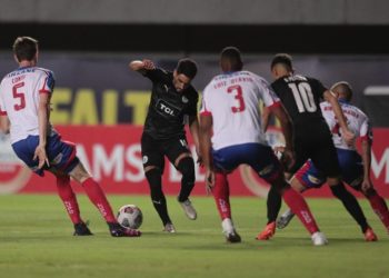 Em jogo com três expulsões, Bahia perde para Torque e é eliminado da Sula