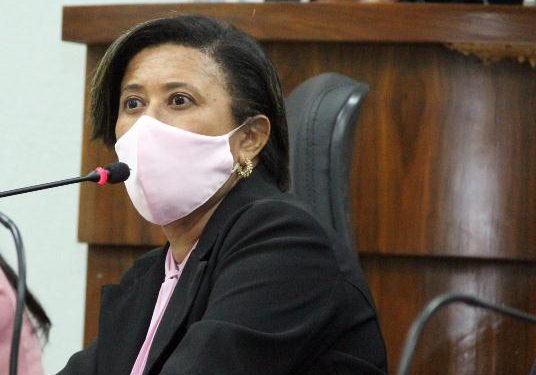 Candeias: Vereadora pede kit parlamentar para o esposo