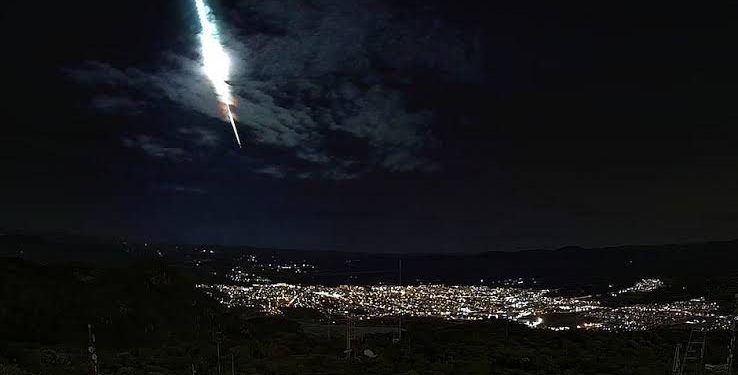 Bahia : Moradores relatam luminosidade no céu com barulho e pesquisadores suspeitam de meteoro