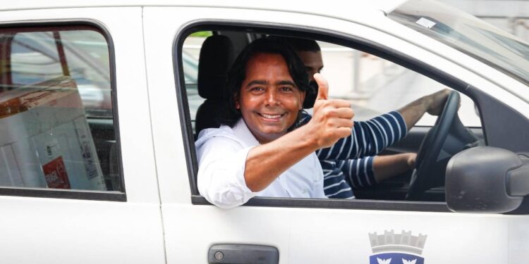 Candeias: Prefeito Pitágoras é liberado, após apresentação de documentos e segue com atividades da gestão