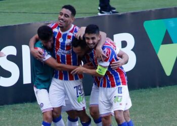 Com 2 gols de Gilberto, Bahia vence o Ceará de virada