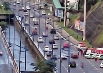 Ambulância do Samu capota na av. Heitor Dias, em Salvador
