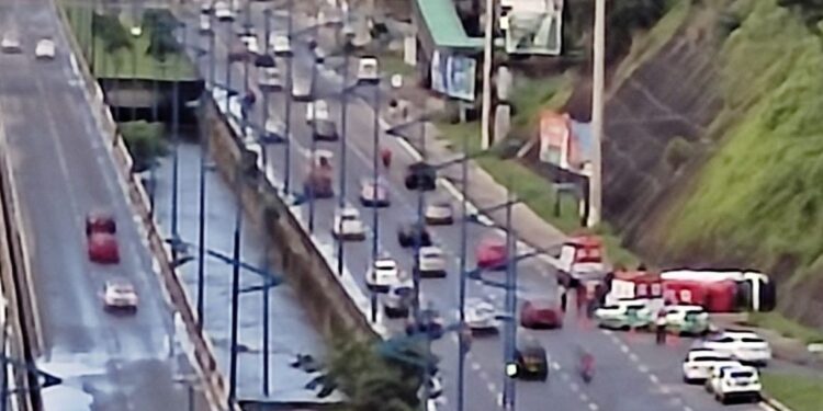 Ambulância do Samu capota na av. Heitor Dias, em Salvador