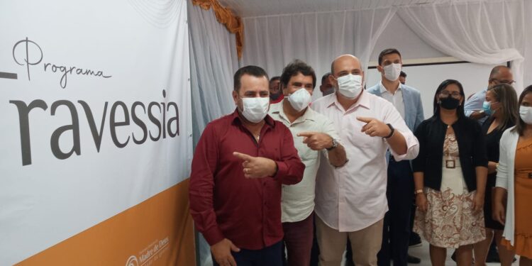 Madre de Deus: Prefeitura entrega os cartões para as famílias do programa travessia