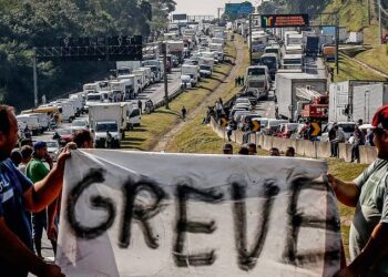Grupo de caminhoneiros anuncia greve nacional para o dia 26 de julho