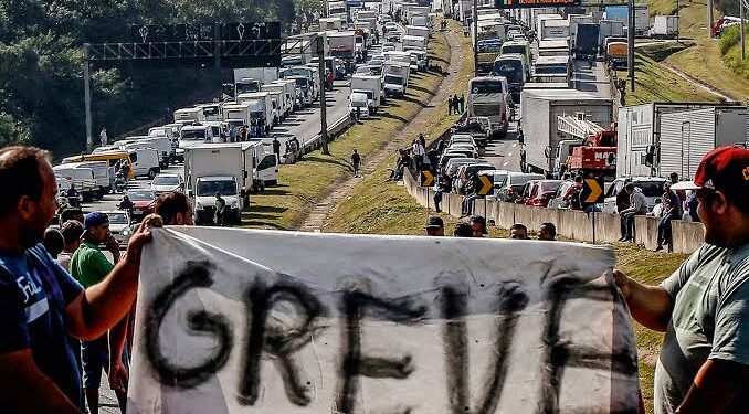 Grupo de caminhoneiros anuncia greve nacional para o dia 26 de julho