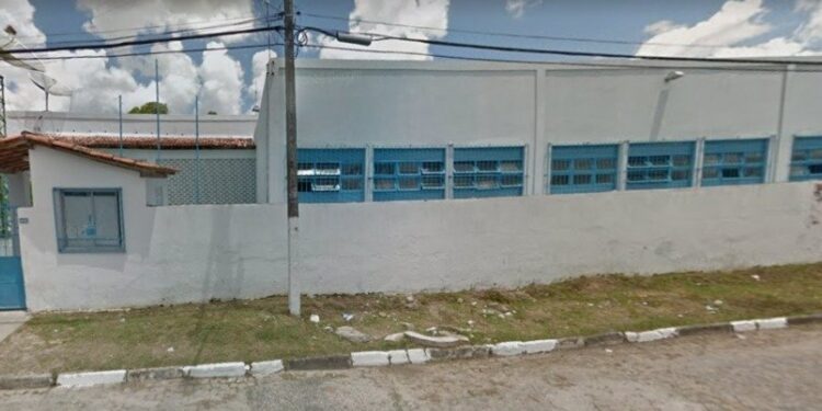 Em primeira semana de volta às aulas, caso de Covid interrompe atividades em colégio estadual