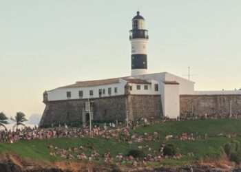 Com bares abertos até mais tarde, Barra tem domingo de aglomeração