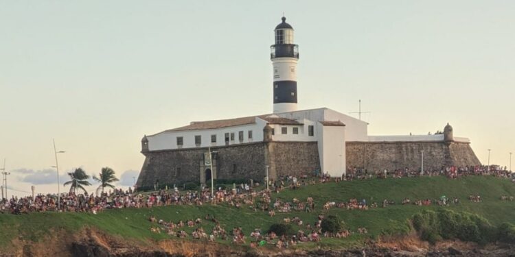 Com bares abertos até mais tarde, Barra tem domingo de aglomeração
