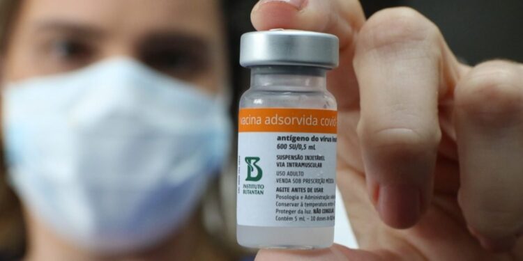 Coronavac tem alta proteção contra casos graves de Covid provocados pela delta, aponta estudo