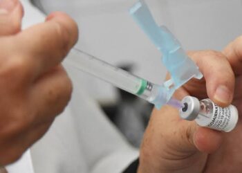 Alguns países já aprovaram terceira dose de vacina