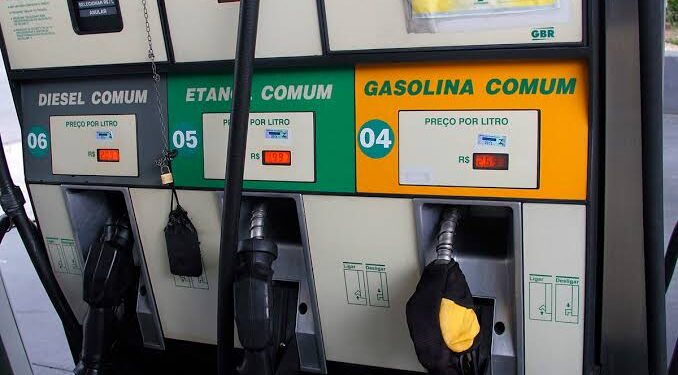 Fiscalização interdita bomba que fornecia quantidade de gasolina a menos