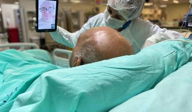 Sancionada lei que permite videochamadas com pessoas internadas