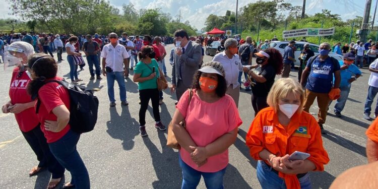 Petroleiros voltam a protestar contra venda da refinaria Landulpho Alves