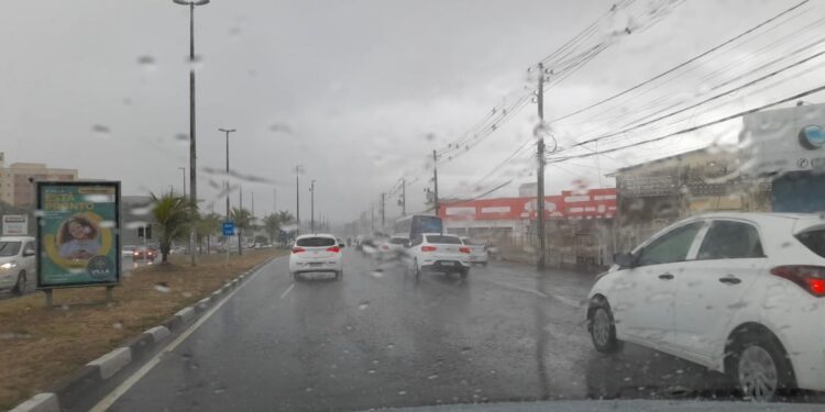 Tempo chuvoso deve durar até domingo