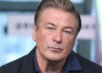 Pai de diretora de fotografia morta durante gravação, diz que Alec Baldwin não teve culpa